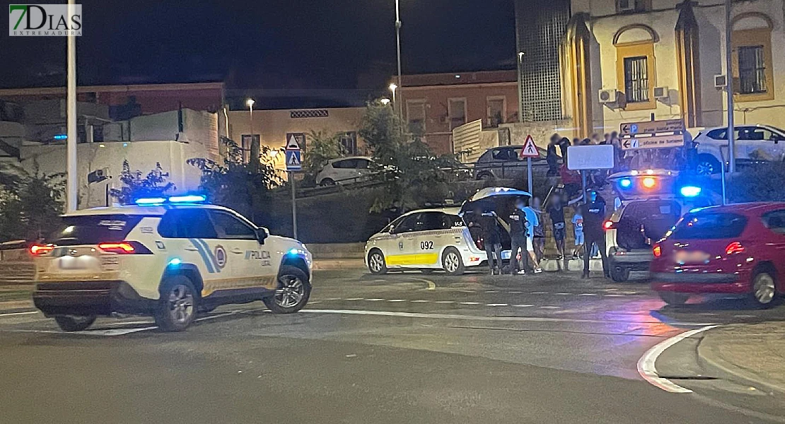 Un menor denunciado por realizar haces de luz a un coche de Policía en Badajoz