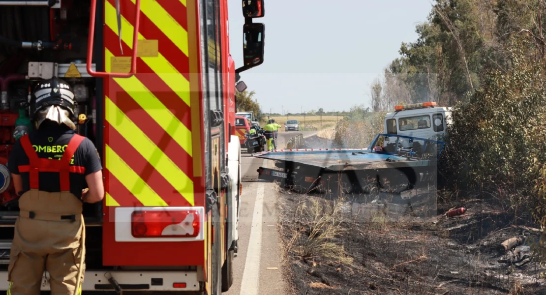 Pierde el control de su grúa y causa un incendio en la EX-209