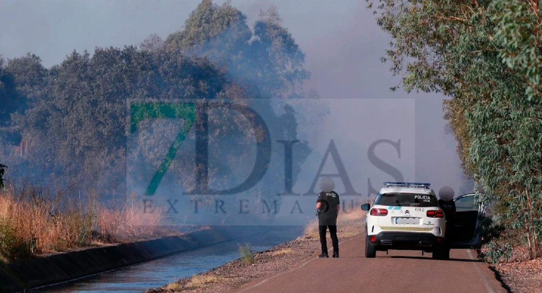 Un grave incendio forestal entre Gévora y Valdebótoa moviliza un amplio dispositivo de emergencias