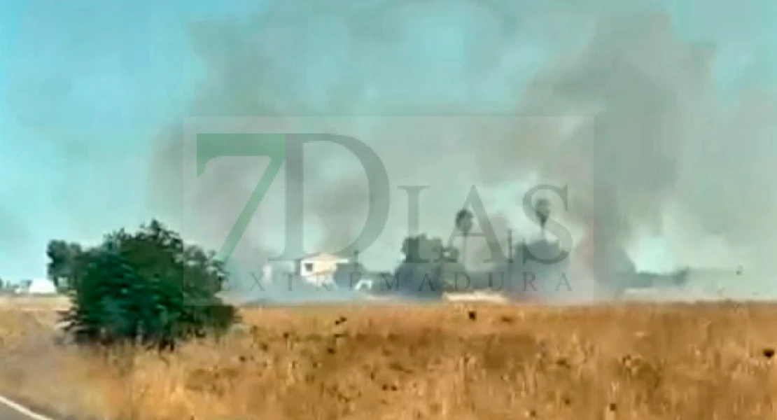 Un gran incendio de pastos entre dos pedanías mantiene en vilo a los vecinos de Badajoz