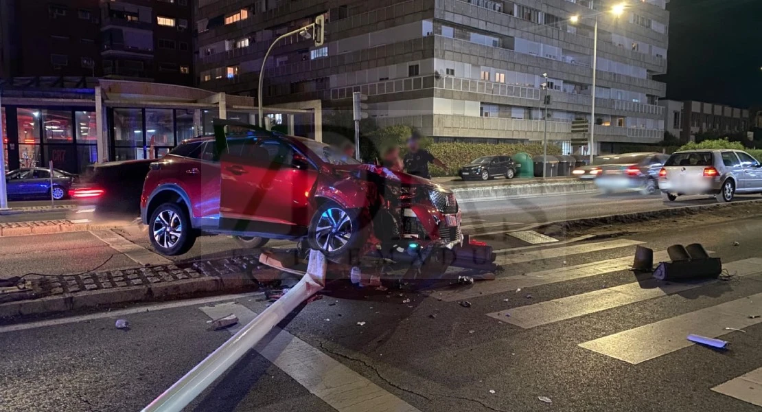 Una joven choca contra un semáforo y una farola en Badajoz