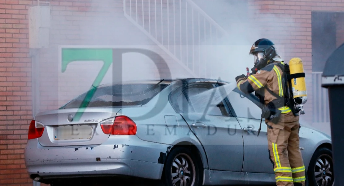 Arde un coche en la urbanización Guadiana (BA): intenso trabajo de los bomberos