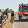 Pierde el control de su grúa y causa un incendio en la EX-209
