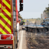 Pierde el control de su grúa y causa un incendio en la EX-209