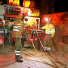 Los bomberos luchan contra las llamas en un incendio que se repite cada año en Novelda