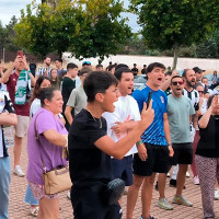 Protesta histórica de los aficionados del CD Badajoz: duros cánticos contra Oliver y Peña