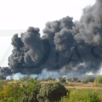 Un amplio dispositivo trabaja en un grave incendio forestal cerca de Badajoz