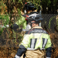 Bomberos trabajan en un incendio urbano junto al complejo militar Sancha Brava (BA)