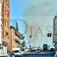Un incendio forestal provoca cortes de tráfico en Badajoz