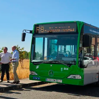 Cáceres instala las paradas de la nueva línea R8 de autobús urbano