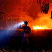 Bomberos de Badajoz trabajan en un incendio cercano a la A-5