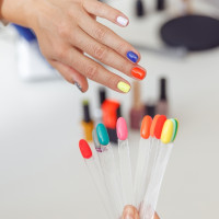 Prohíben dos sustancias tóxicas en esmaltes semipermanentes