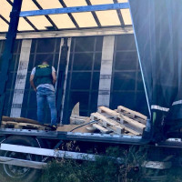 Un camión sufre un accidente y varias personas roban la carga en la carretera Cáceres-Badajoz