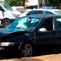 Un vehículo pierde el control y se empotra contra la rotonda de las Grullas en Badajoz