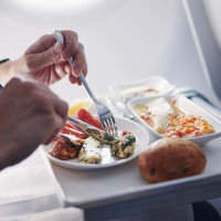 Por qué algunos vuelos llevan comida gratis y otros no