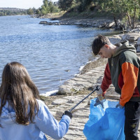 Estudiantes de Olivenza y Elvas limpian el Guadiana