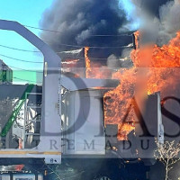 Se incendia un tráiler mientras circulaba por la A-5 en Badajoz