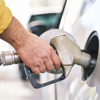 La DGT puede multarte con 100 euros si echas gasolina de esta manera