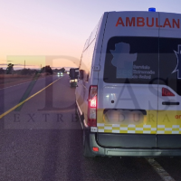 Se desprende una rueda de un coche y choca contra un tráiler en la N-432