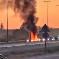 Un coche arde en Badajoz y provoca el caos en la carretera de Madrid