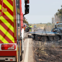 Pierde el control de su grúa y causa un incendio en la EX-209