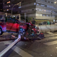 Una joven choca contra un semáforo y una farola en Badajoz
