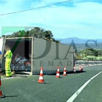 Vuelca un tráiler en la A-66 a la altura de Plasencia