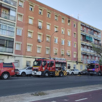 Gran despliegue por un incendio en un bloque de la av. Santa Marina de Badajoz