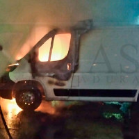 Otra madrugada de fuego en Badajoz: una furgoneta calcinada en El Nevero