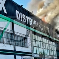 Un gran incendio arrasa una nave industrial en la entrada de Cáceres