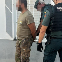 Tres hombres y dos mujeres golpean y amenazan con una pistola a una persona en Zafra