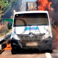 Una furgoneta arde en la A-5 y provoca un incendio forestal
