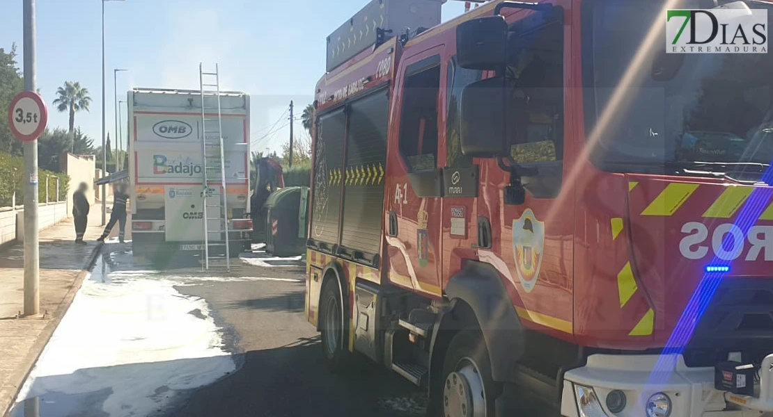 Se incendia un camión de basura en Las Vaguadas mientras recogía residuos