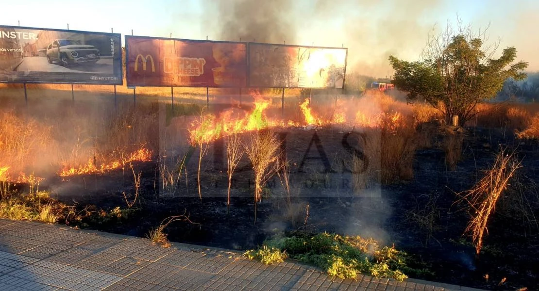 Los bomberos se movilizan por un incendio en Cerro de Reyes