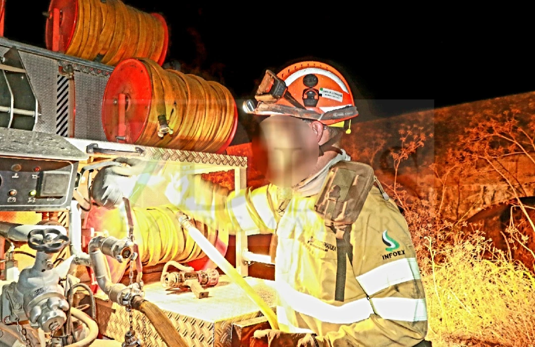Los bomberos luchan contra las llamas en un incendio que se repite cada año en Novelda