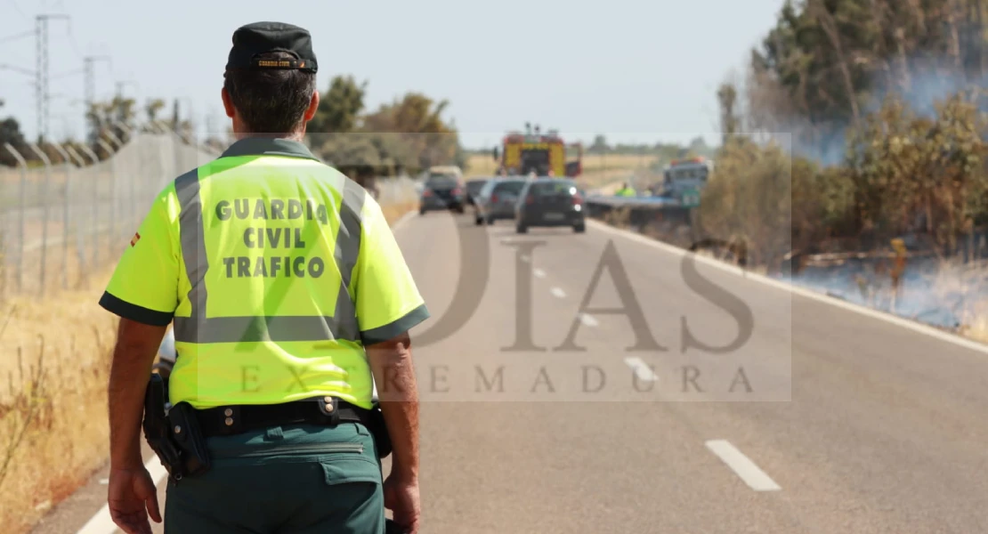 Pierde el control de su grúa y causa un incendio en la EX-209