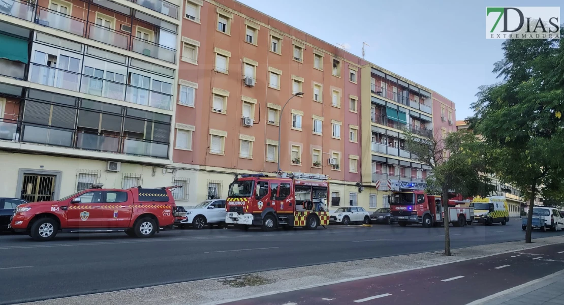 Gran despliegue por un incendio en un bloque de la av. Santa Marina de Badajoz