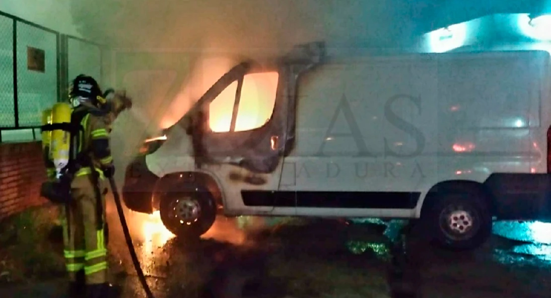 Otra madrugada de fuego en Badajoz: una furgoneta calcinada en El Nevero