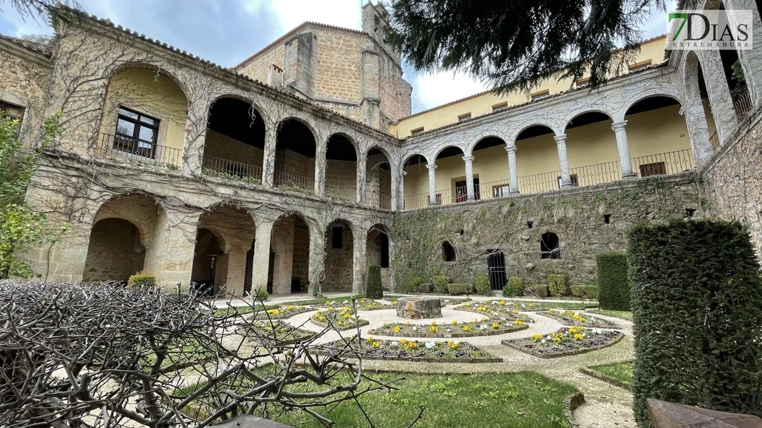 Las llamas se acercan y desalojan el Monasterio de Yuste y confinan a los ciudadanos del municipio