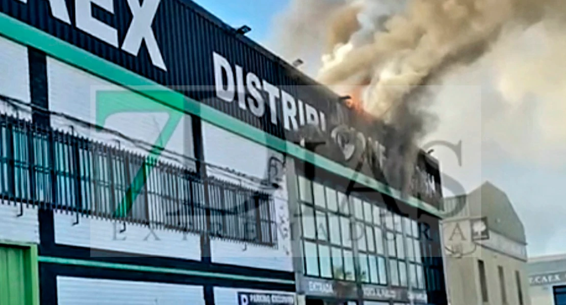 Un gran incendio arrasa una nave industrial en la entrada de Cáceres