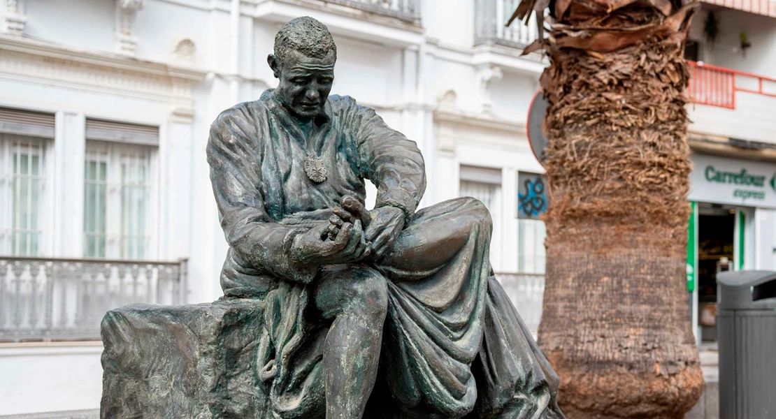 ¿Por qué van a retirar el Monumento al Cofrade en Mérida?