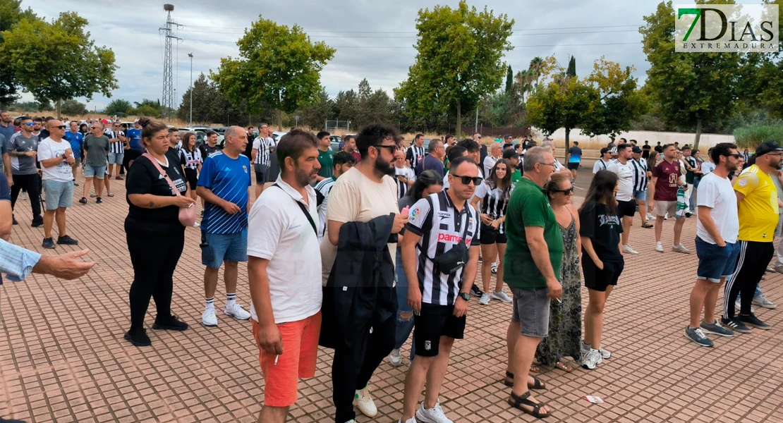 Protesta histórica de los aficionados del CD Badajoz: duros cánticos contra Oliver y Peña