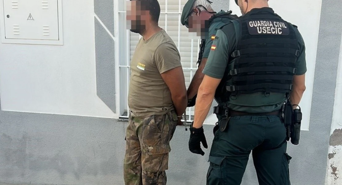 Tres hombres y dos mujeres golpean y amenazan con una pistola a un hombre en Zafra