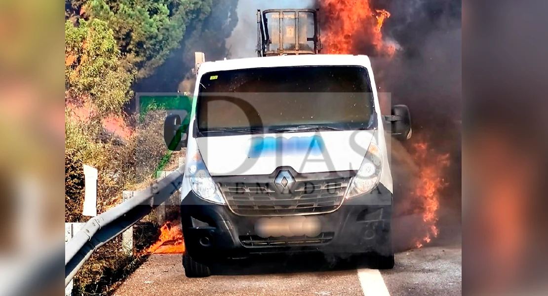 Una furgoneta arde en la A-5 a la altura de Torremayor y provoca un incendio forestal