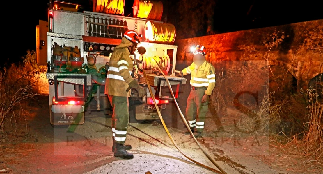 Los bomberos luchan contra las llamas en un incendio que se repite cada año en Novelda