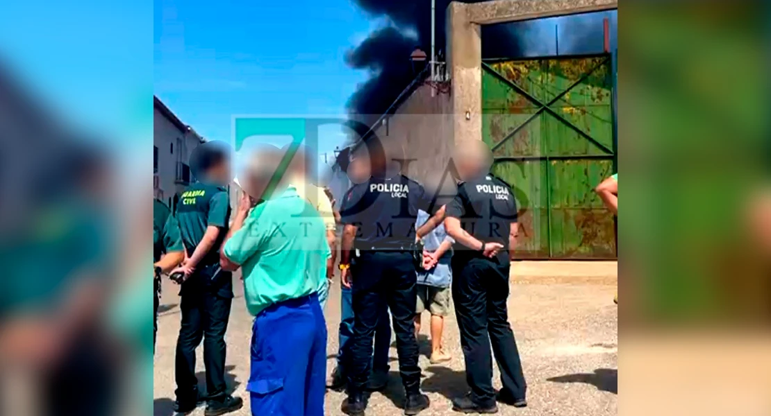 Gran incendio en una nave de Los Santos de Maimona desata la alarma entre los vecinos