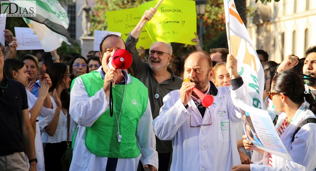 Médicos de Badajoz se concentran contra el nuevo Estatuto Marco: "Más que dinero, pedimos tiempo"