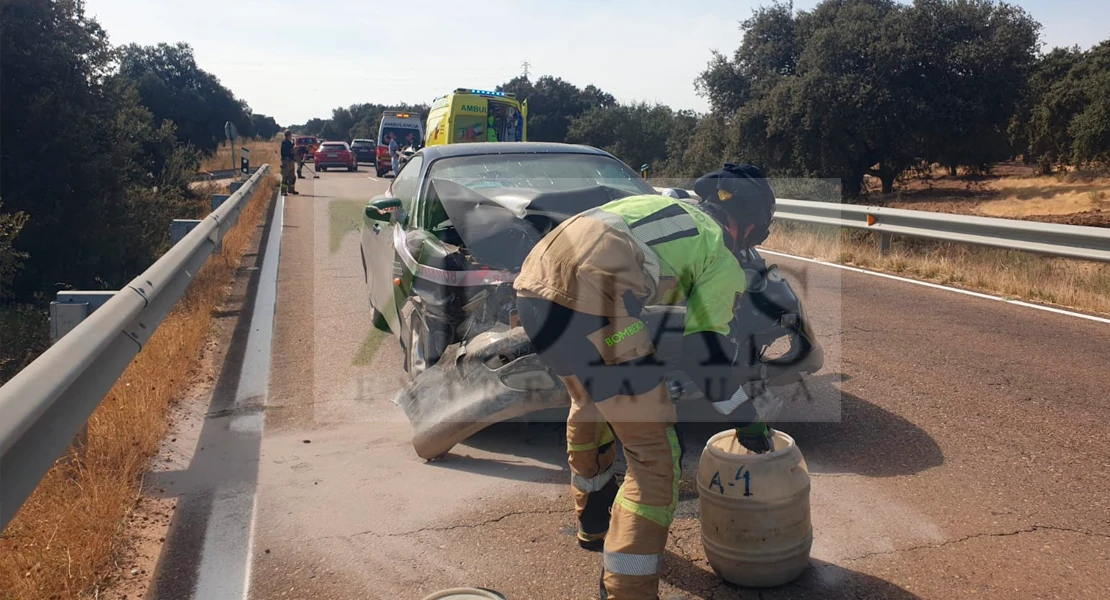 Un violento accidente en la carretera de Valverde de Leganés deja tres heridos