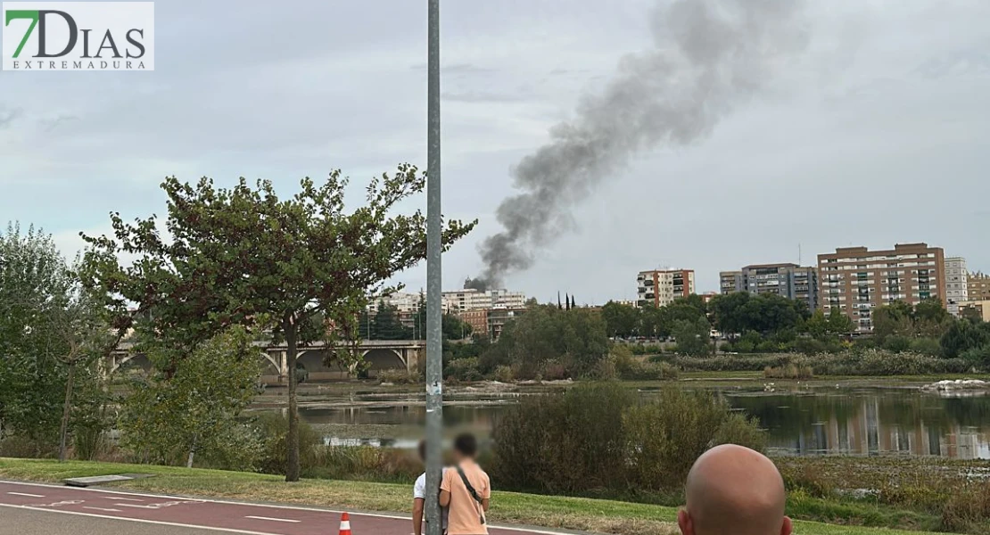 Una densa columna de humo sorprende a los vecinos de Badajoz