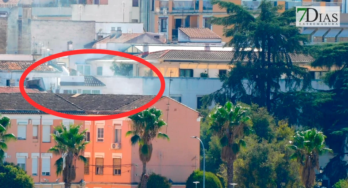 Un incendio en un transformador eléctrico soterrado provoca alarma en pleno centro de Badajoz
